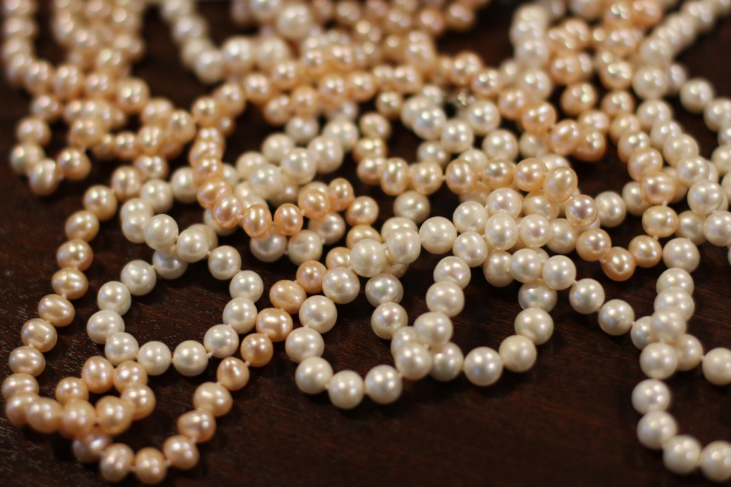 Three Techniques to Distinguish Genuine and Fake Pearls #pearl#jewelry